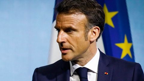 Объятия и поцелуй президента Франции Эммануэля Макрона с министром спорта вызвали бурю эмоций