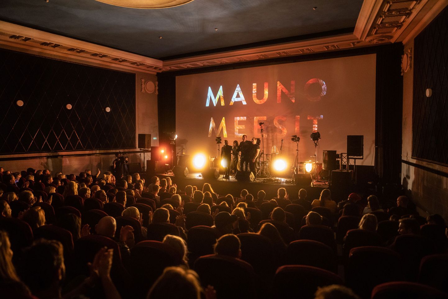 Mauno Meesit andis hiljuti kinos Sõprus kontserdi, kus valmis kuulajatega koostööd video.