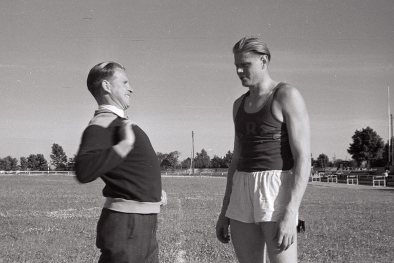 Treener Fred Kudu ja Eesti kümnevõistluse suurkuju Heino Lipp (paremal) 1949. aastal.