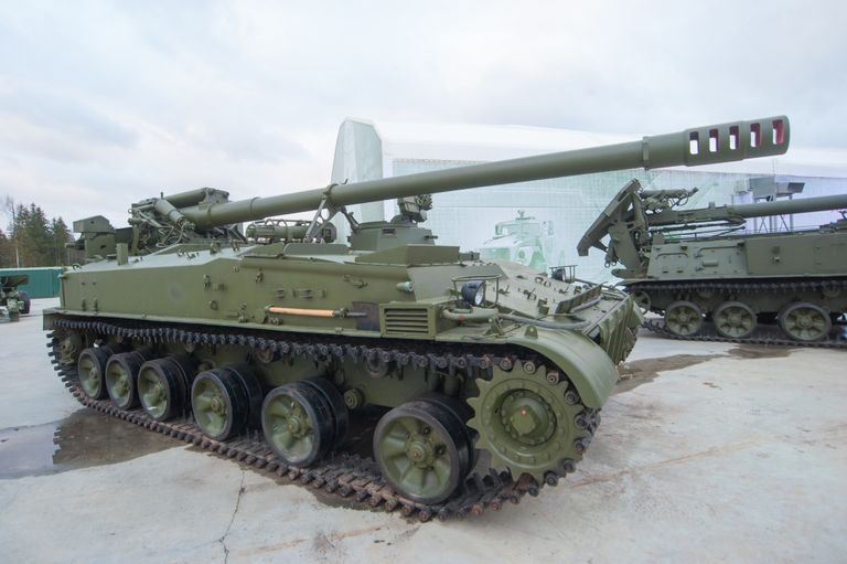 Nõukogude päritolu 152 mm liikursuurtükk 2S5 Giatsint-S Moskvas Patrioodi pargis.