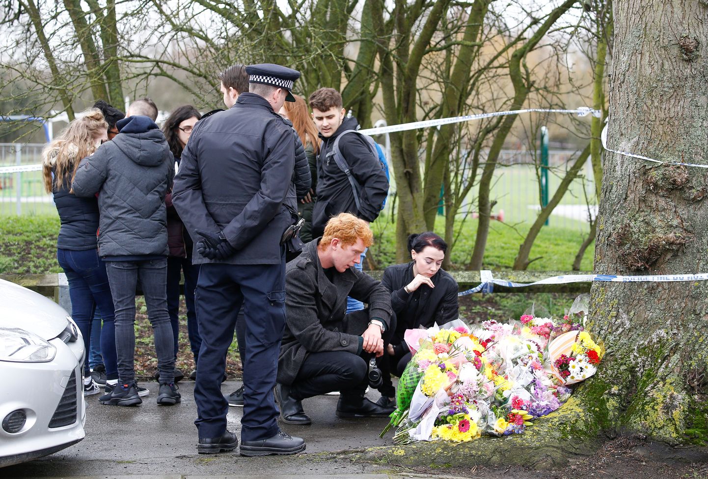 Politsei ja lähedased kogunesid möödunud reedel Londonis tapetud 17-aastase Jodie Chesney mõrvapaika.