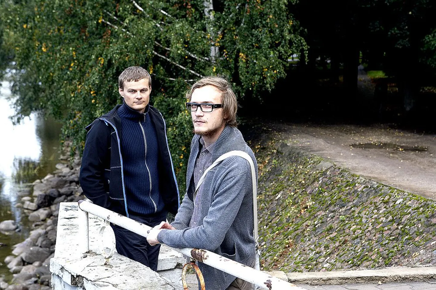 Ülejõe pargiala ja Emajõe kallaste hoonestuskava autor linnaarhitekt Tiit Sild (vasakul) ja kaasautor maastikuarhitektuuri üliõpilane Martin McLean Emajõe vasakkalda pargis.