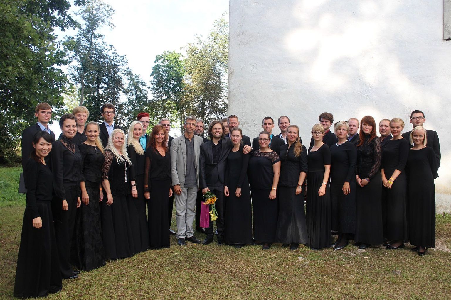 Collegium Musicale koos helilooja Erkki-Sven Tüüriga hetk pärast Tüüri verivärske kooriteose Missa bresvi Eesti esiettekannet.