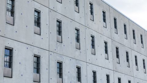LUGEJAKIRI ⟩ Kinnipeetav uurib: kuidas alustada uut elu, kui pole kohta, kuhu minna