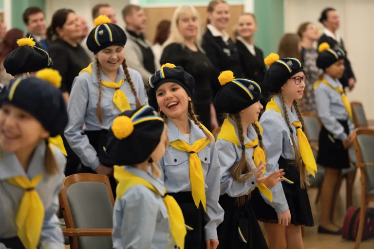 Need tüdrukud omandavad oskused, mis aitavad neil hakkama saada karmides tingimustes kas matkal või igapäevaelus.