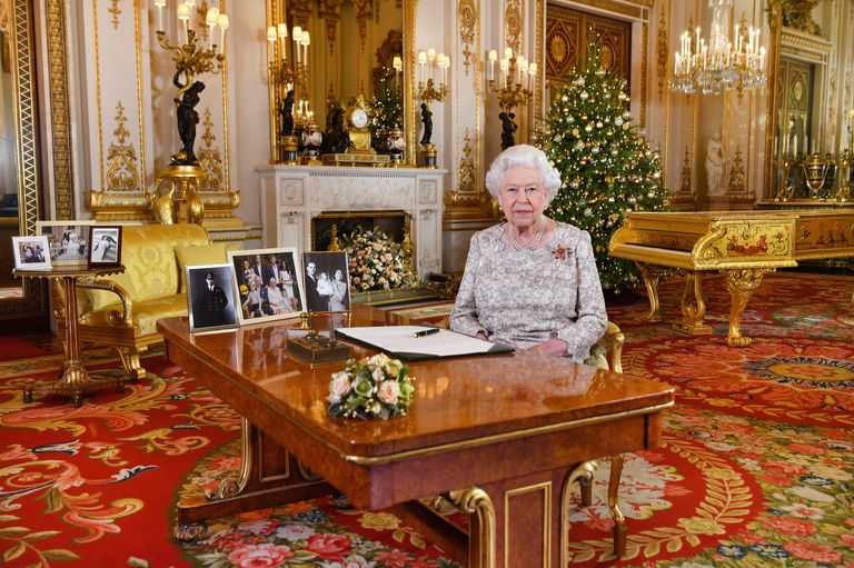 Elizabeth II pidas oma jõulukõne Buckinghami palee Valges toas, kus on kuldne klaver
