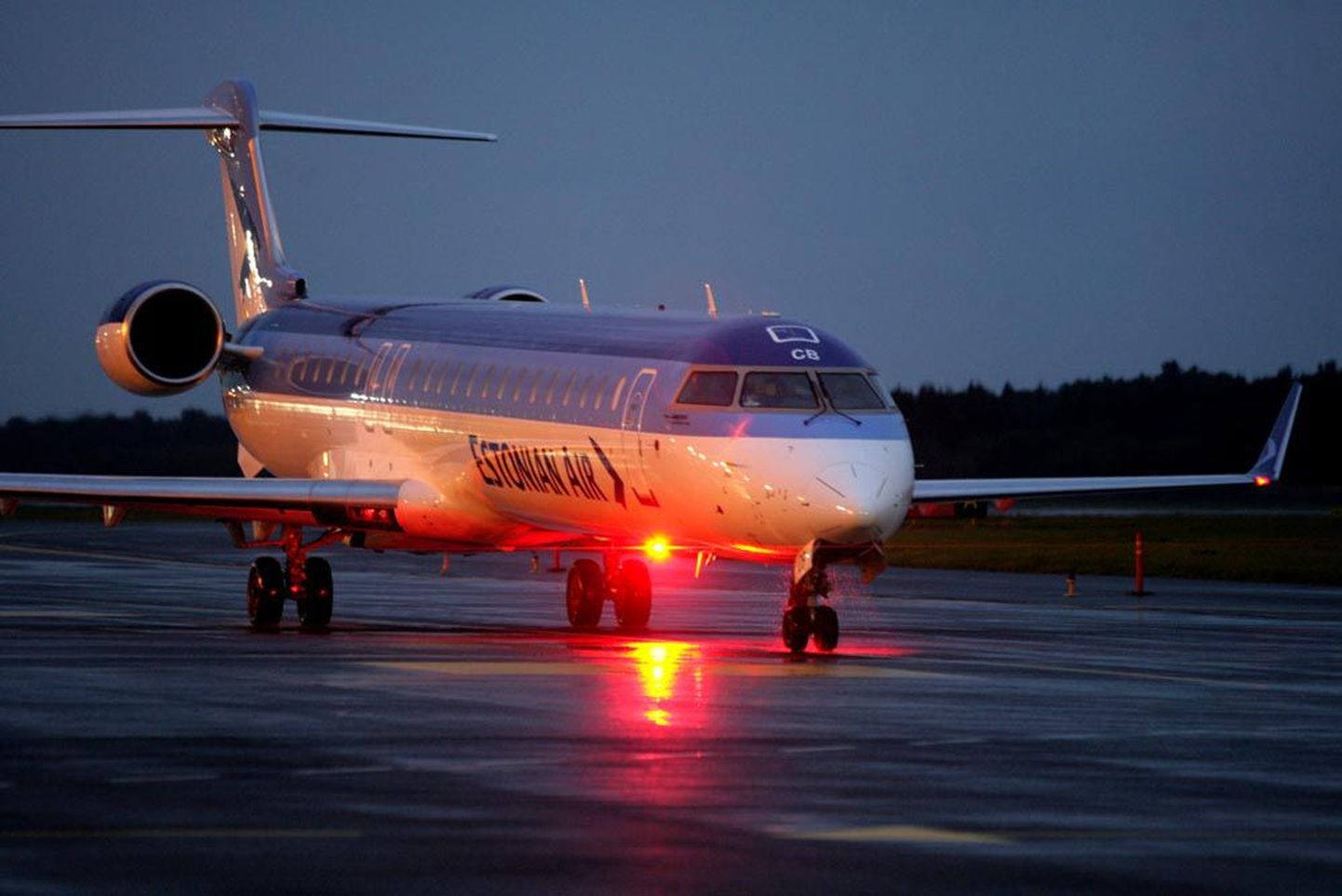 Estonian Airi uuel Bombardieril kahtlustati tehnilist riket, reisijad saadeti teele asenduslennukiga.