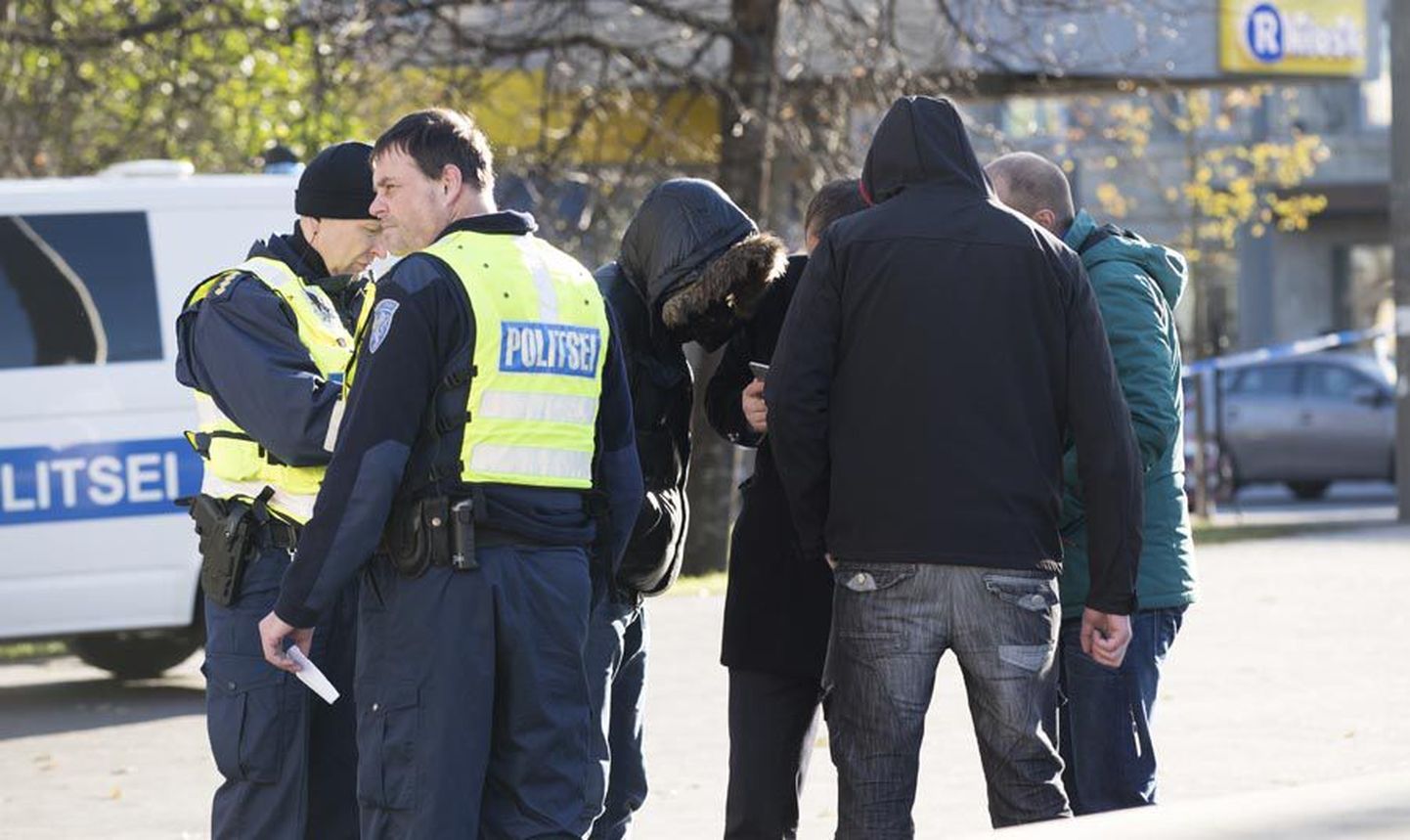 Korrakaitsetöötajad uurisid pärast tulistamist Tallinnas Vabaduse väljakul juhtunu jälgi.