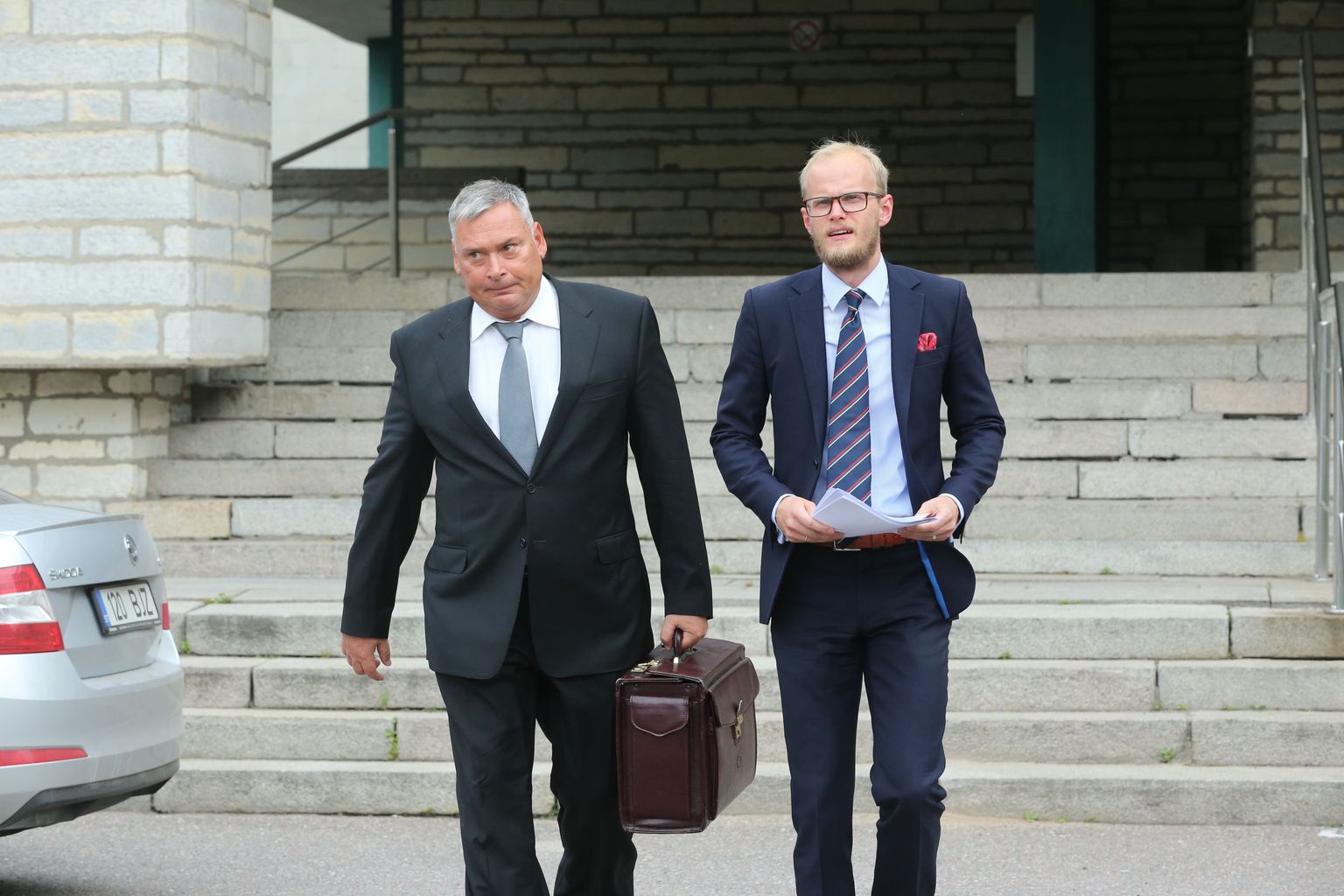 Kohus lükkas Ain Kaljuranna ja Allan Kiili vahistamise otustamise edasi. Kaljuranna kaitsjad Leon Glikman ja Paul Keres.