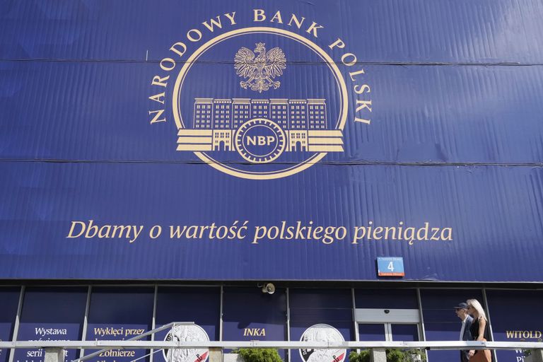 Баннер на здании Национального банка Польши: «Мы заботимся о ценности польской валюты».