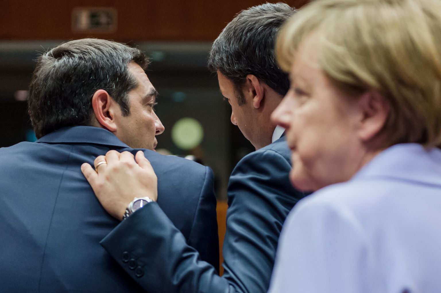 Kreeka peaminister Alexis Tsipras (vasakul) koos Itaalia peaministri Matteo Renzi ja Saksamaa liidukantsleri Angela Merkeliga.