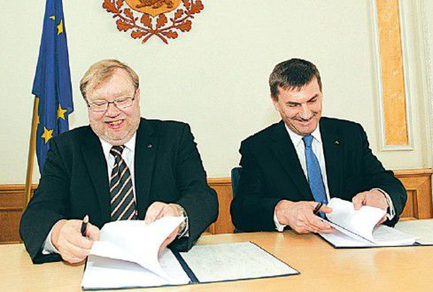 Mart Laar ja Andrus Ansip kirjutasid koalitsioonilepingule alla 4. aprillil Toompeal.