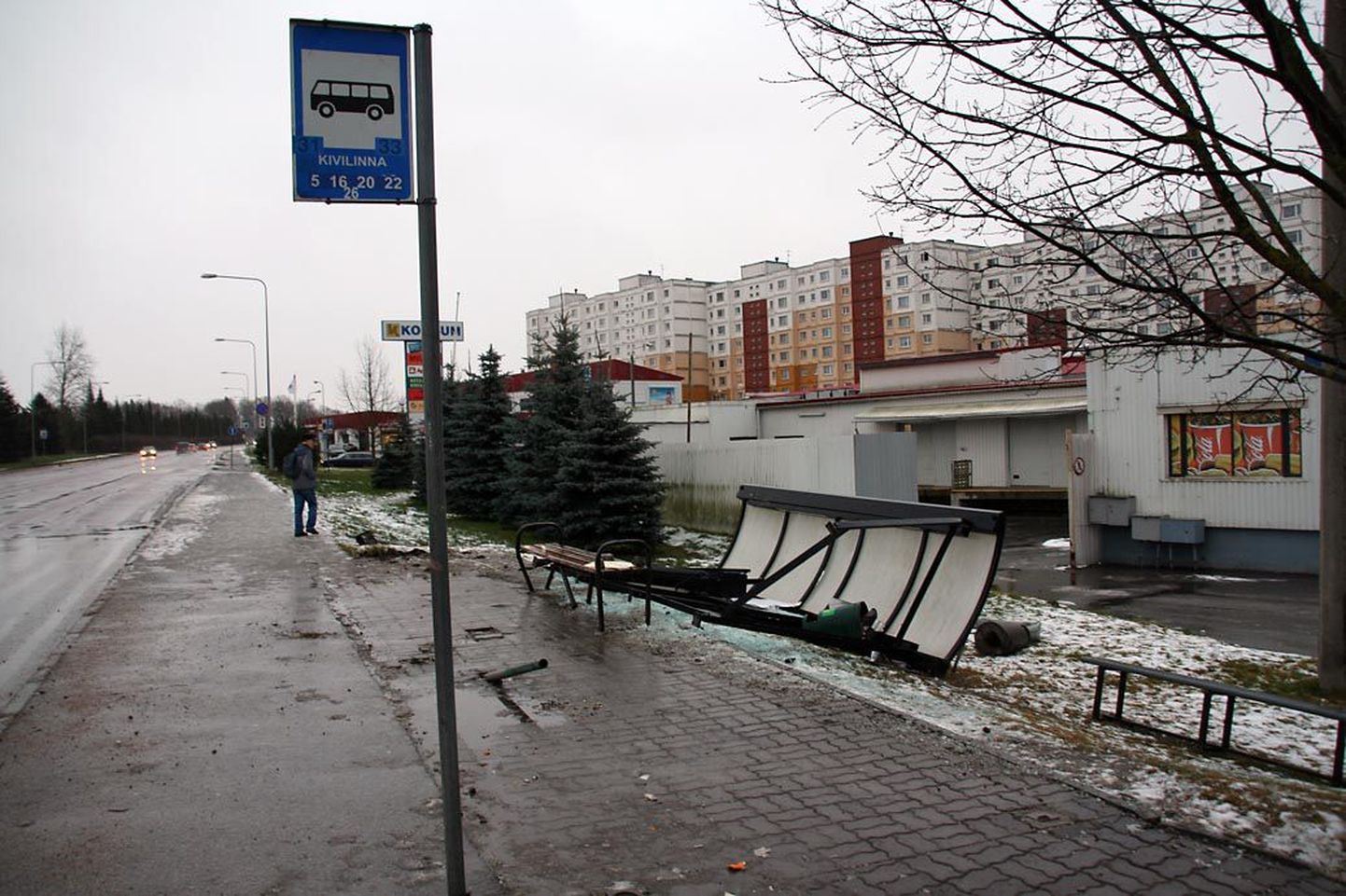 Sõiduauto purustas Tartus Jaama tänaval Kivilinna bussipeatuse ootepaviljoni. Varjualuse all viibisid õnnetuse hetkel ka inimesed, kes said vigastada.