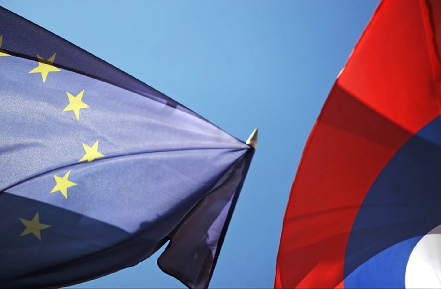 Флаги России и Евросоюза