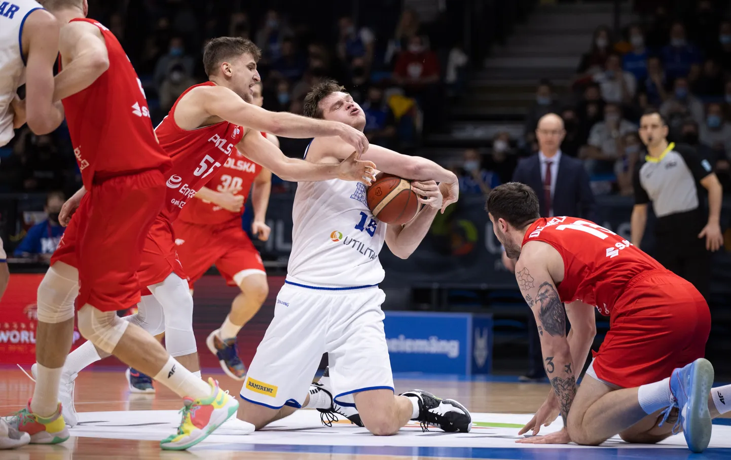 Maik-Kalev Kotsar võitleb kolme poolaka vahelt palli endale.