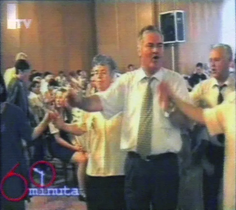 11. juuni 2009: Bosnia televisioon näitas videoklippi sellest, kuidas Srebrenica verepulma eest jätkuvalt tagaotsitav Ratko Mladic kepsutab tantsu oma poja Darko pulmas. Kätte saadi Mladic alles 2011. aasta 26. mail Põhja-Serbiast. Oma teise lapse, tütre Ana, kaotas Mladic 1994. aasta 26. märtsil, kui 23-aastane neiu lasi end isa relvast maha. Mõnede väidete kohaselt ajendas Mladici tütart enesetapule see, kui ta luges oma isa hirmutegudest. Teiste allikate järgi muutus Mladic pärast tütre kaotust veel julmemaks. Foto: Reuters/Scanpix
