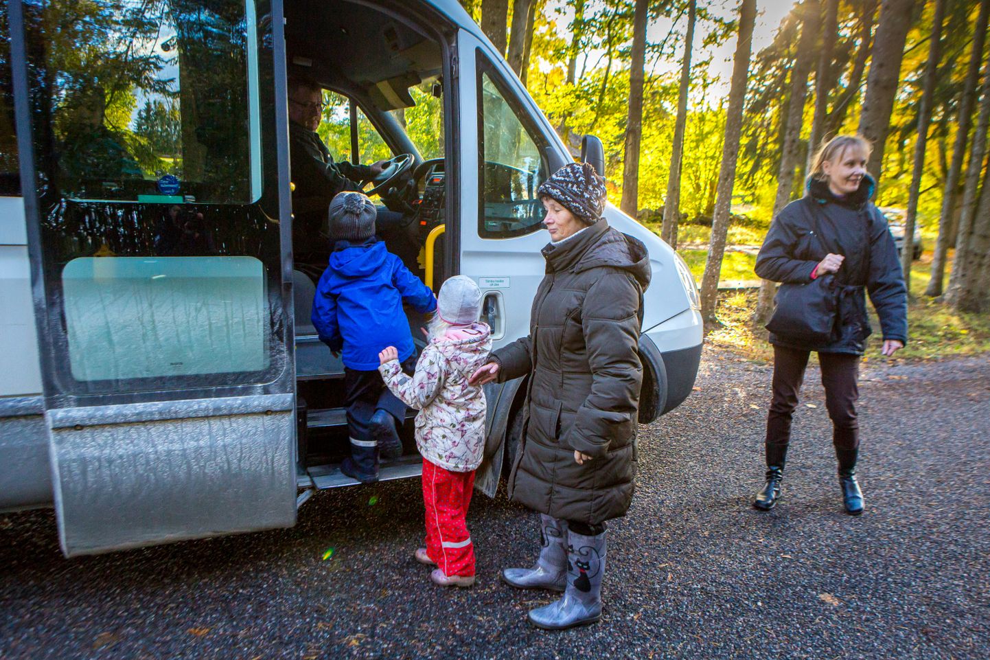 KOJUSÕIT ILMA SAATJATA: Lasteaiaiõpetaja Eha Ennemuist paneb lapsed bussile, sama bussiga sõidab koju Kahtla kooli koristaja Helle Bormann.