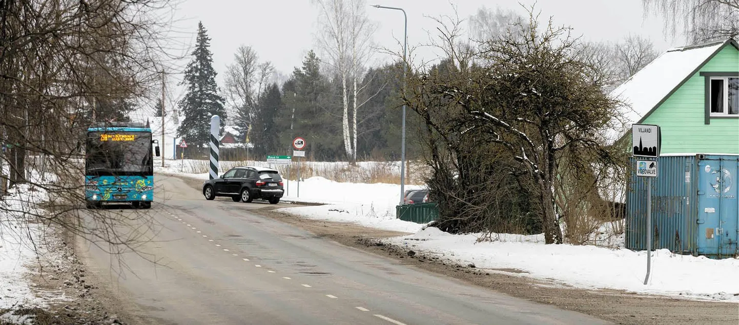 Viljandis Paala teel on liiklejal üsna võimatu mõista, kust algab linn ja kust vald. Kiiruspiirangu algust tähistav linna silt on ametlikult valla territooriumil, poolel teel linna tegeliku piiri ja riigimaantee ristmiku vahel. Fotol on linna ja valla piir tähistatud pildile monteeritud tulbaga.