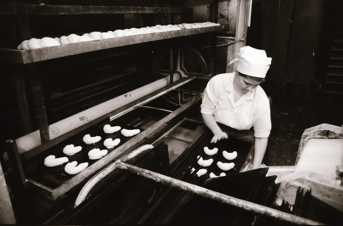 NII SEE SAIATEGU KÄIS: Mati Oolupi foto viib aastasse 1989, mil sarvesaiad ja muu leivakombinaadi toodang valmis veel Kuressaare kesklinnas. Loe Saarte Hääle veebist ka legendaarse vääniku sünnilugu ja vaata retrogaleriid!