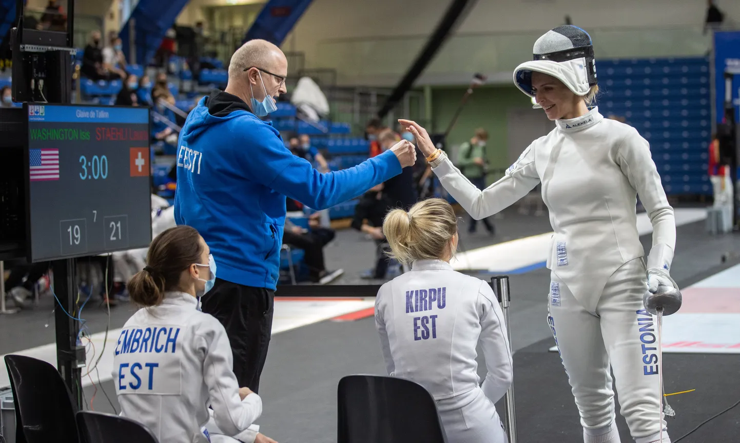 Vehklemisnaiskonna peatreener Kaido Kaaberma (sinises) ning Katrina Lehis, Erika Kirpu ja Irina Embrich.
