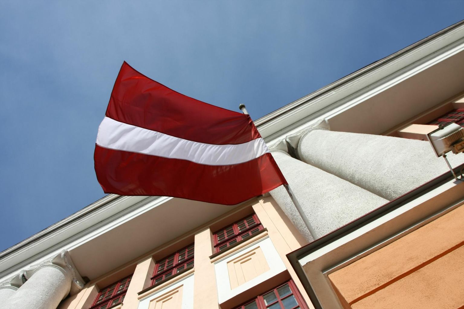 Läti vabariigi lipp