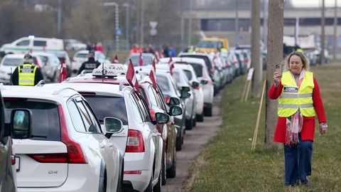 Rīgā liels skaits taksistu devušies protesta braucienā pret 