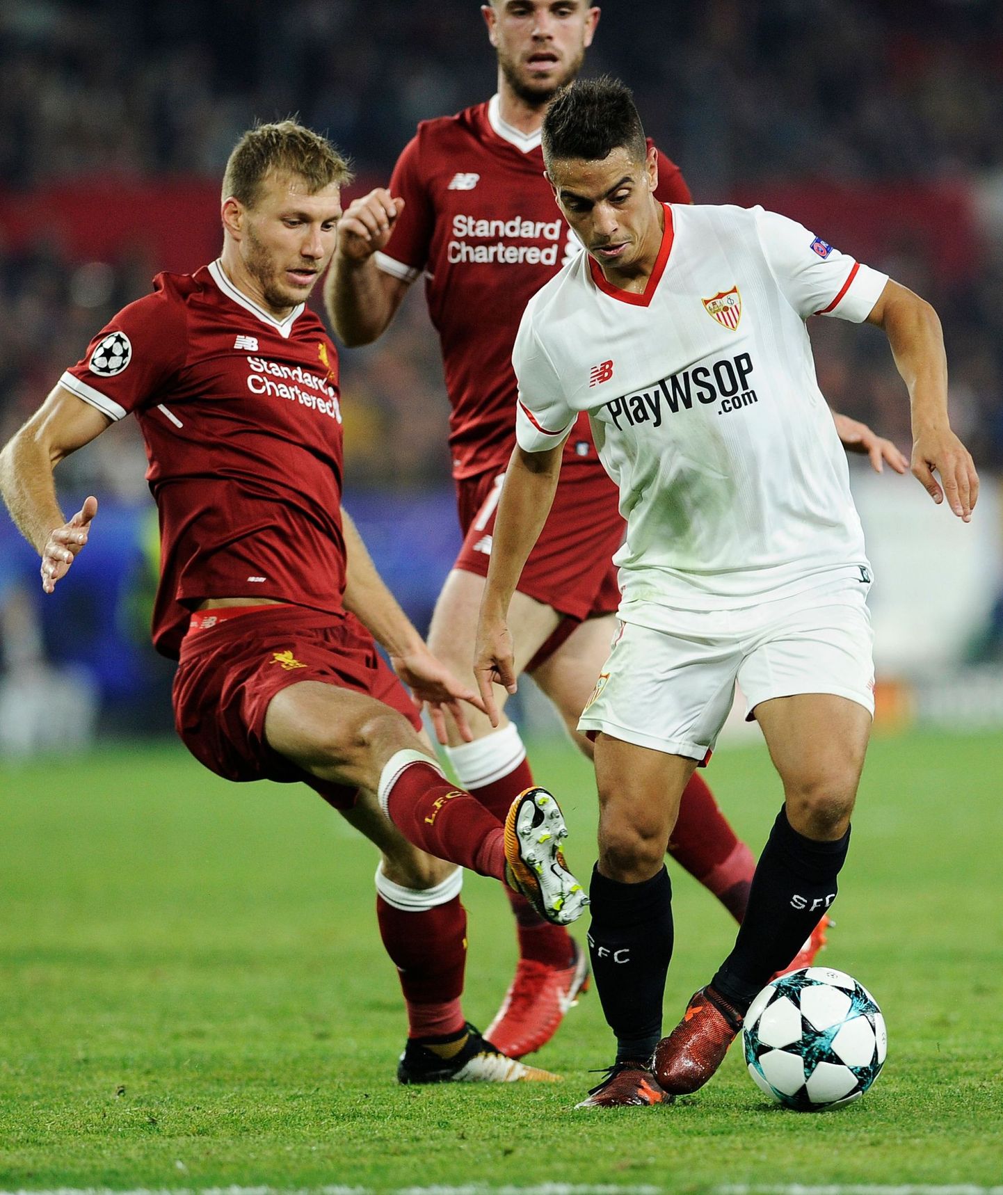 Liverpool-Sevilla, Ragnar Klavan võitleb palli pärast kaks väravat löönud Wissam Ben Yedderiga.