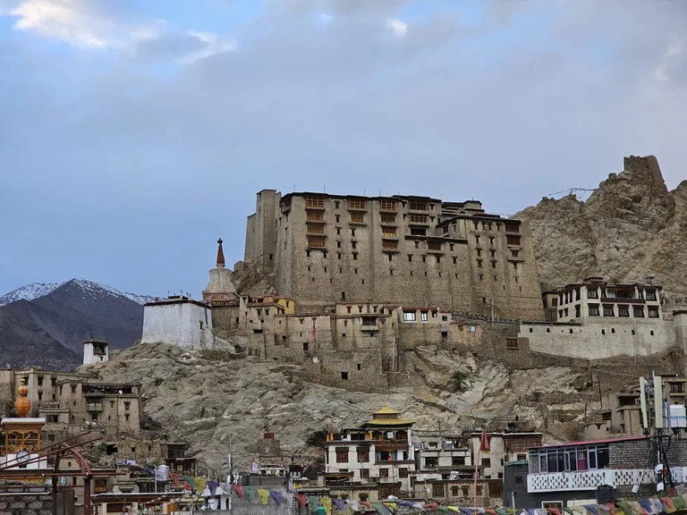 Дворец Ле (Leh Palace), город Лех (Индия)