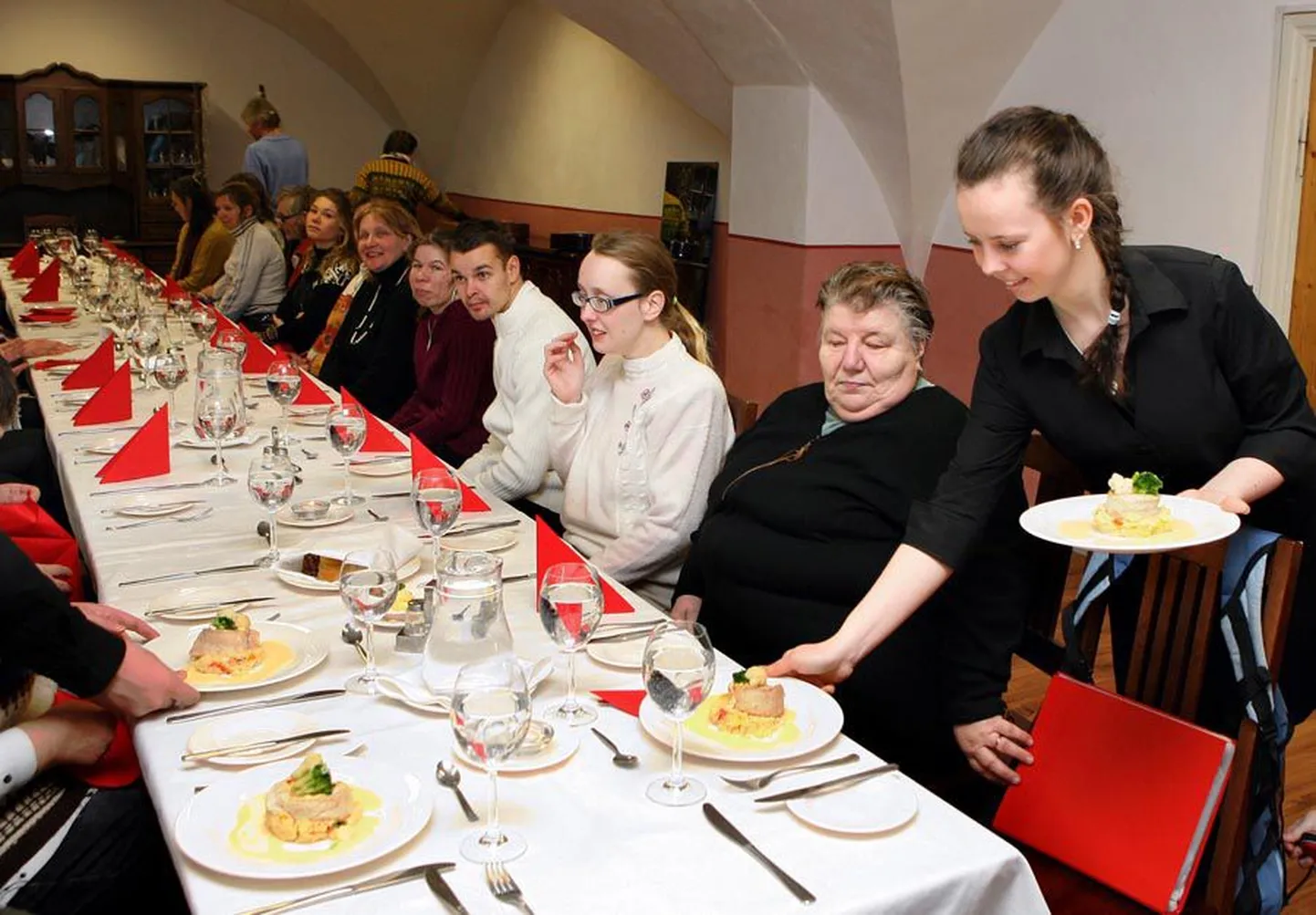 Koostöö proovimiseks katsid kutsekooli õpilased Singeli jõululaua ja et sööming läks korda, võivad asjaosalised loodetavasti õige pea rääkida juba suurematest ettevõtmistest, näiteks sotsiaalkorterite remondist.