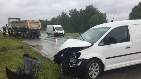 Фото: на Тартуском шоссе грузовик столкнулся с автомобилем