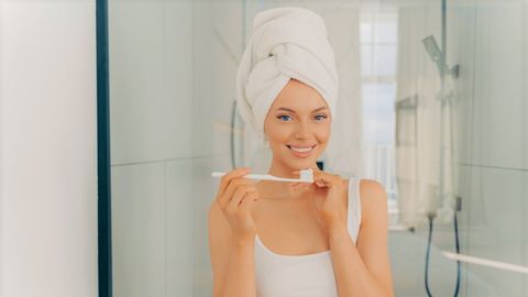 Hambaarstid avaldavad põhjuse, miks ei tohiks duši all hambaid pesta