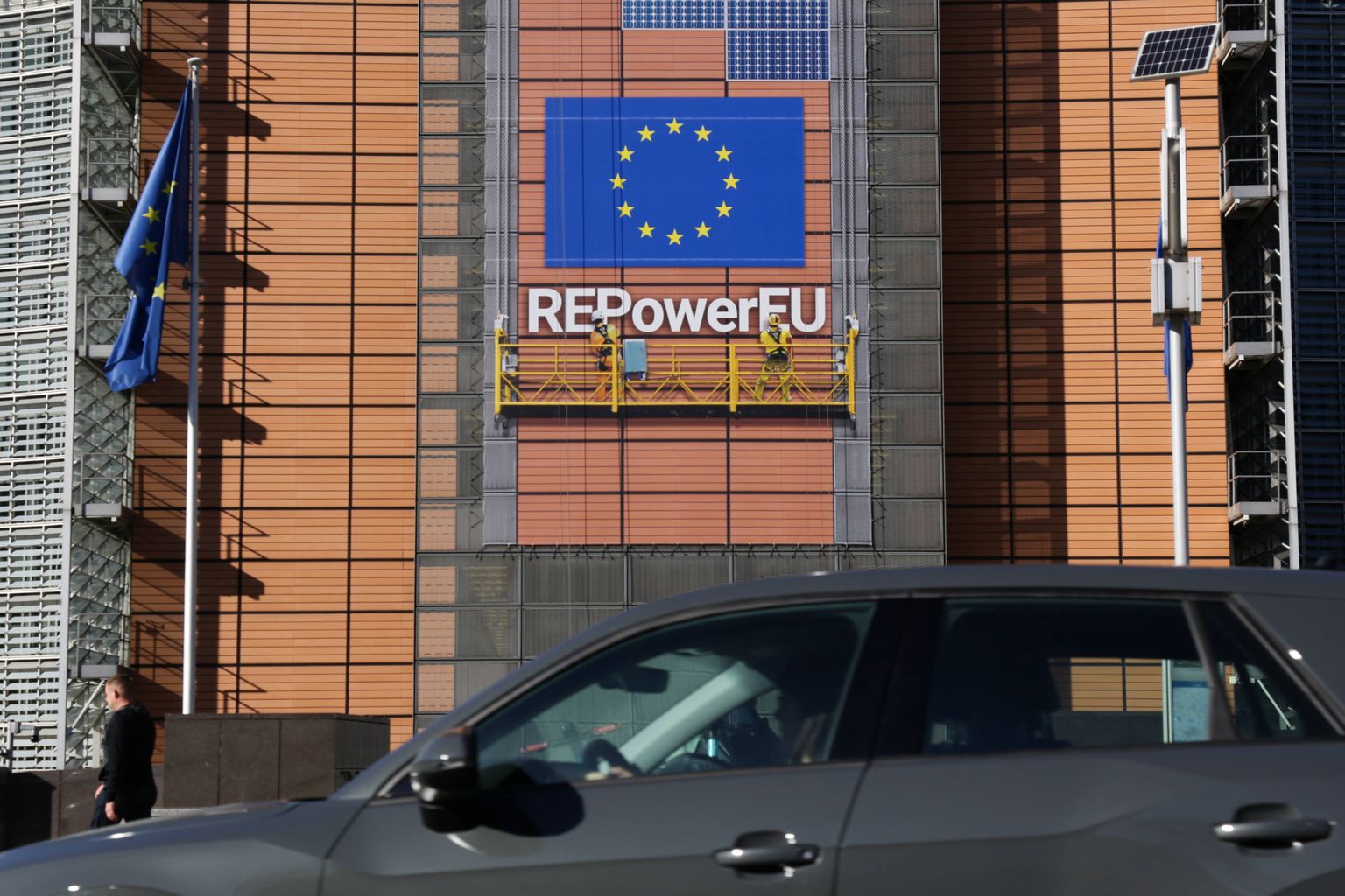 Töömehed 18. oktoobril 2022 Euroopa Komisjoni hoonele uue energiatuleviku loosungit kinnitamas.
