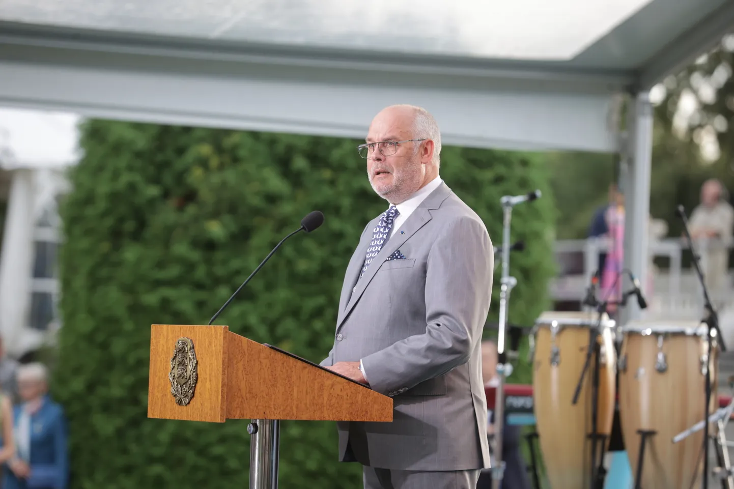 President Alar Karis pidas täna maha oma esimese kõne riigpeana taasiseseisvumispäeva puhul vabariigi presidendi kantselei roosiaias.
