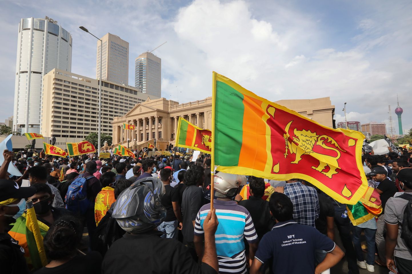 Sri Lanka meeleavaldajad kogunemas presidendi kantselei ette. 9. aprill 2022.