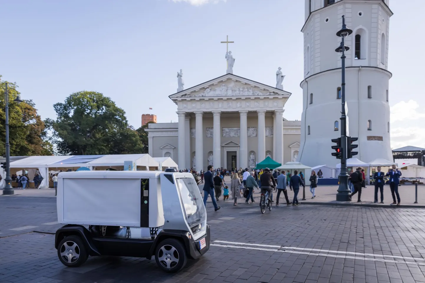 Clevoni autonoomne kuller sõitis reedel läbi Vilniuse, et ministrilt linnapeale pakk viia.