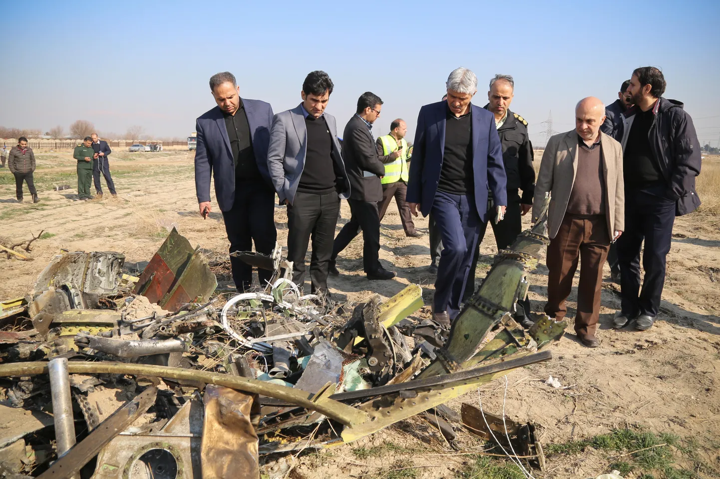 Iraani Teherani Imam Khomeini rahvusvahelise lennujaama juht Mohammad Mehdi Karbalaie (paremalt kolmas) ja teised lennunduseksperdid Ukraina Boeing 737-800 õnnetuspaigas