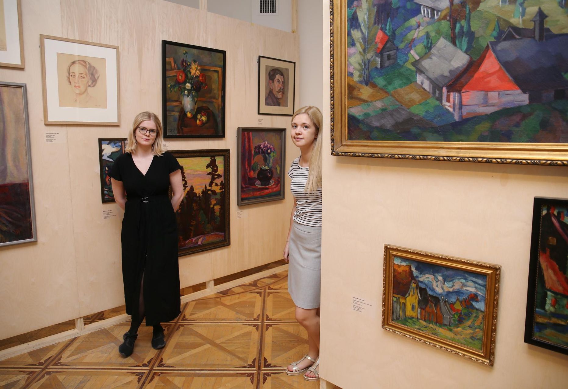 Tartu kunstimuuseumi näituse «Pallas 100» kuraatorid Joanna Hoffmann (vasakul) ja Hanna-Liis Kont.