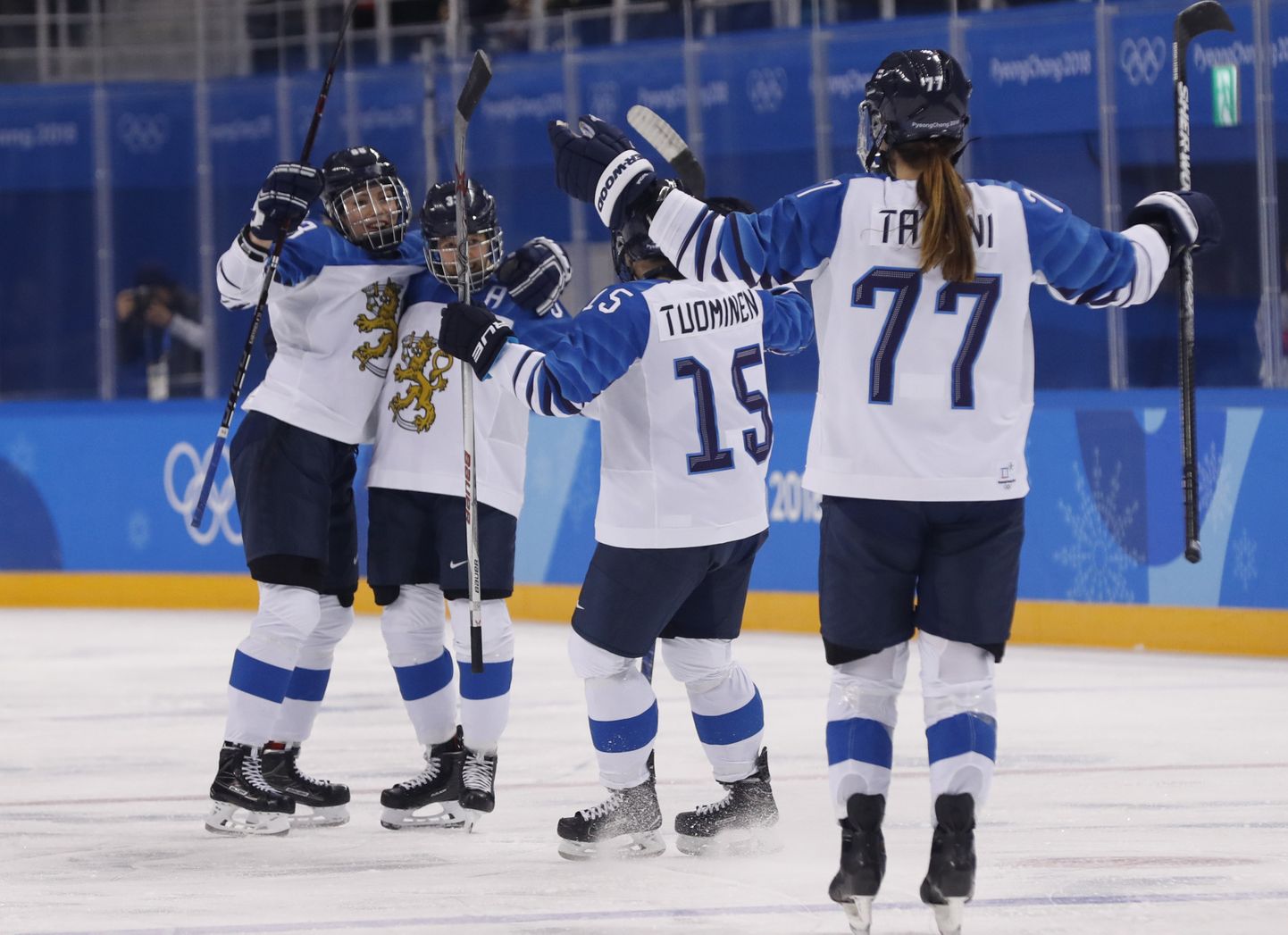 Soome naiste jäähokikoondise mängijad rõõmustamas.