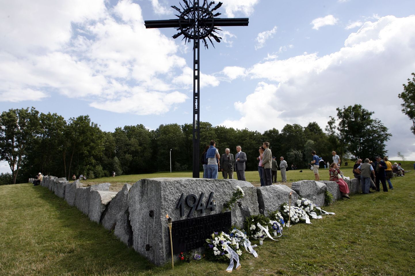 Ka mullu suvel toimus Sinimägedes mälestamaks 1944. aasta kaitselahingutes langenuid 20. Eesti Relvagrenaderide Diviisi kokkutulek.