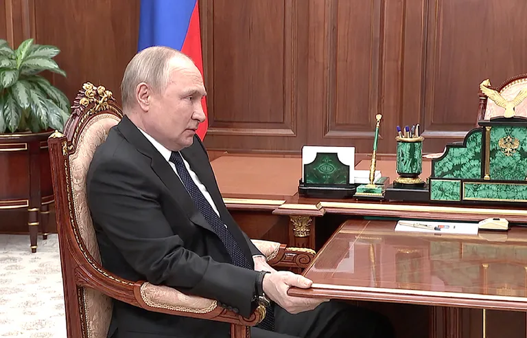 Venemaa president Vladimir Putin (vasakul) kohtus 21. aprillil Moskva Kremlis kaitseminister Sergei Šoiguga