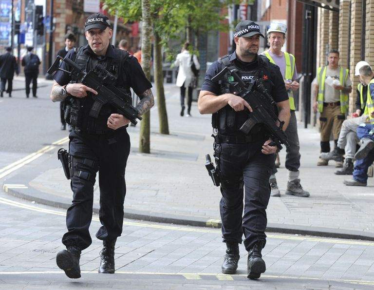 Politseinikud patrullivad Manchester Arena juures.