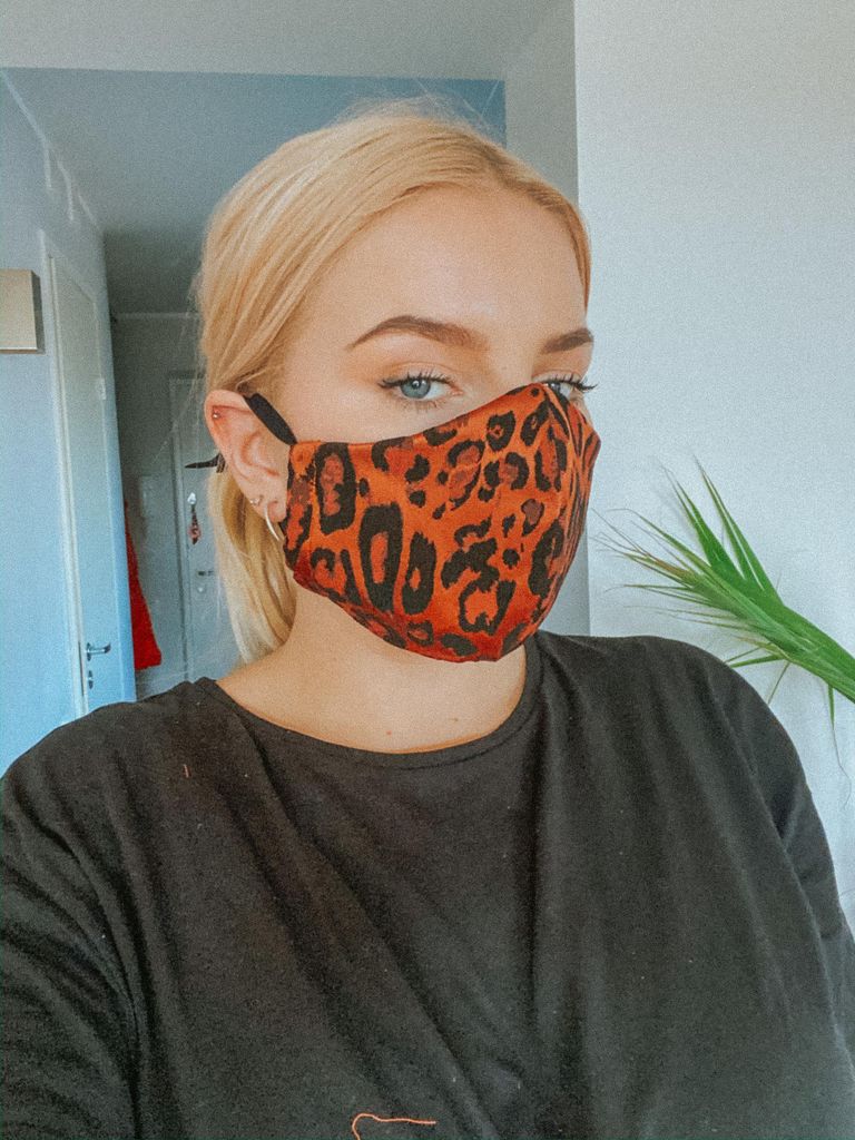 Gita kuulus oranž leopardimask. Moedisainer ei pidanud paljuks mugavama maski saamise nimel keerulisema lõikega jännata.