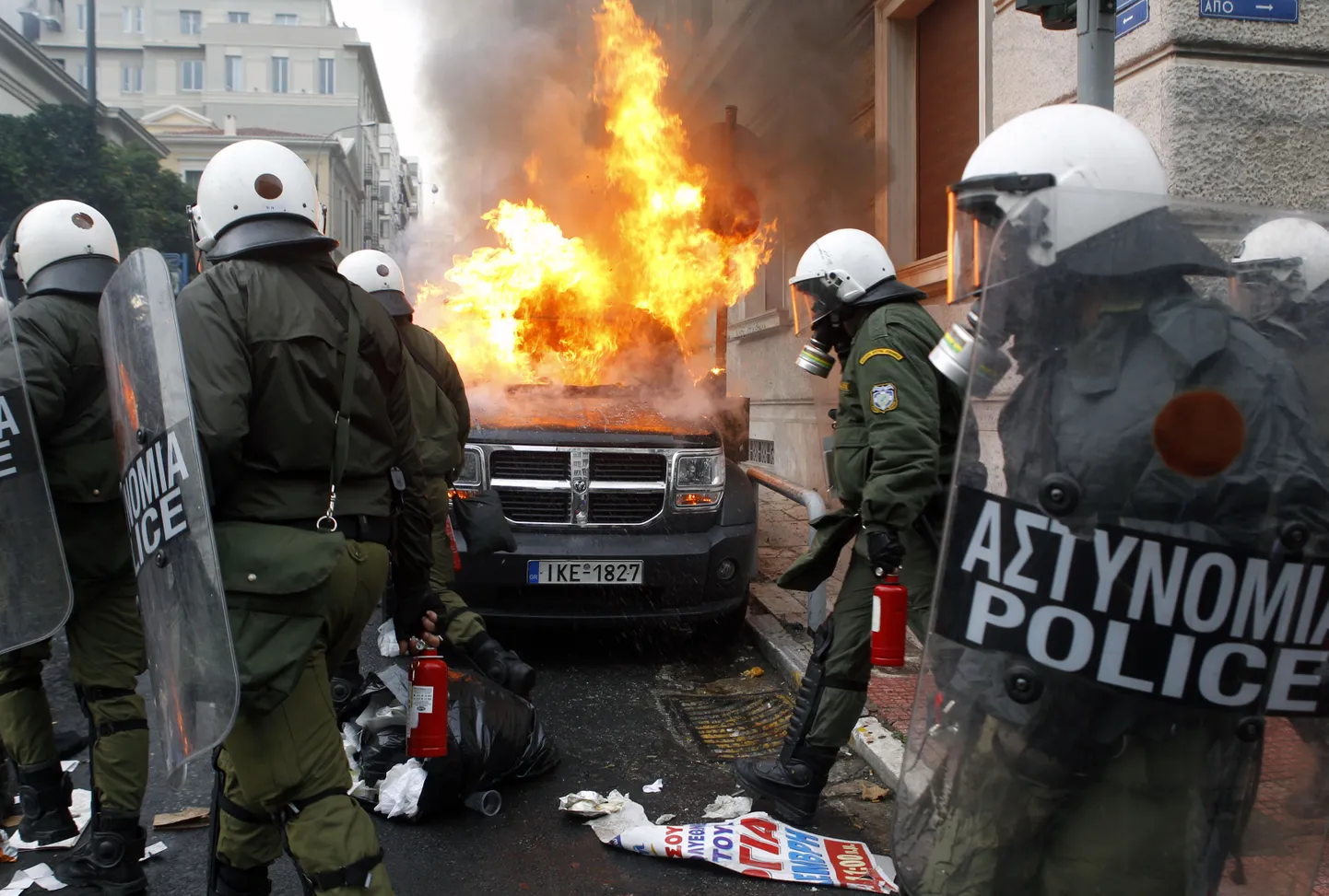 Греческая полиция на месте одного из взрывов в центре Афин.