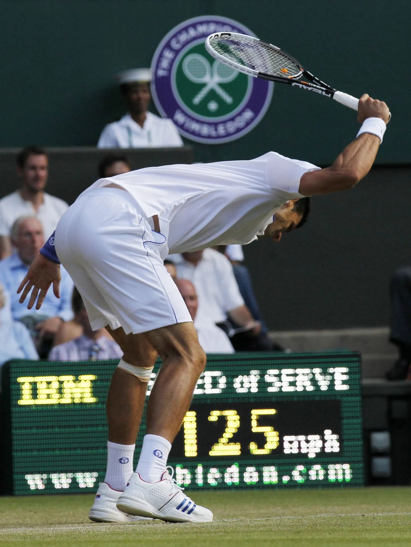 Novak Djokovic elas end reketi peal välja.