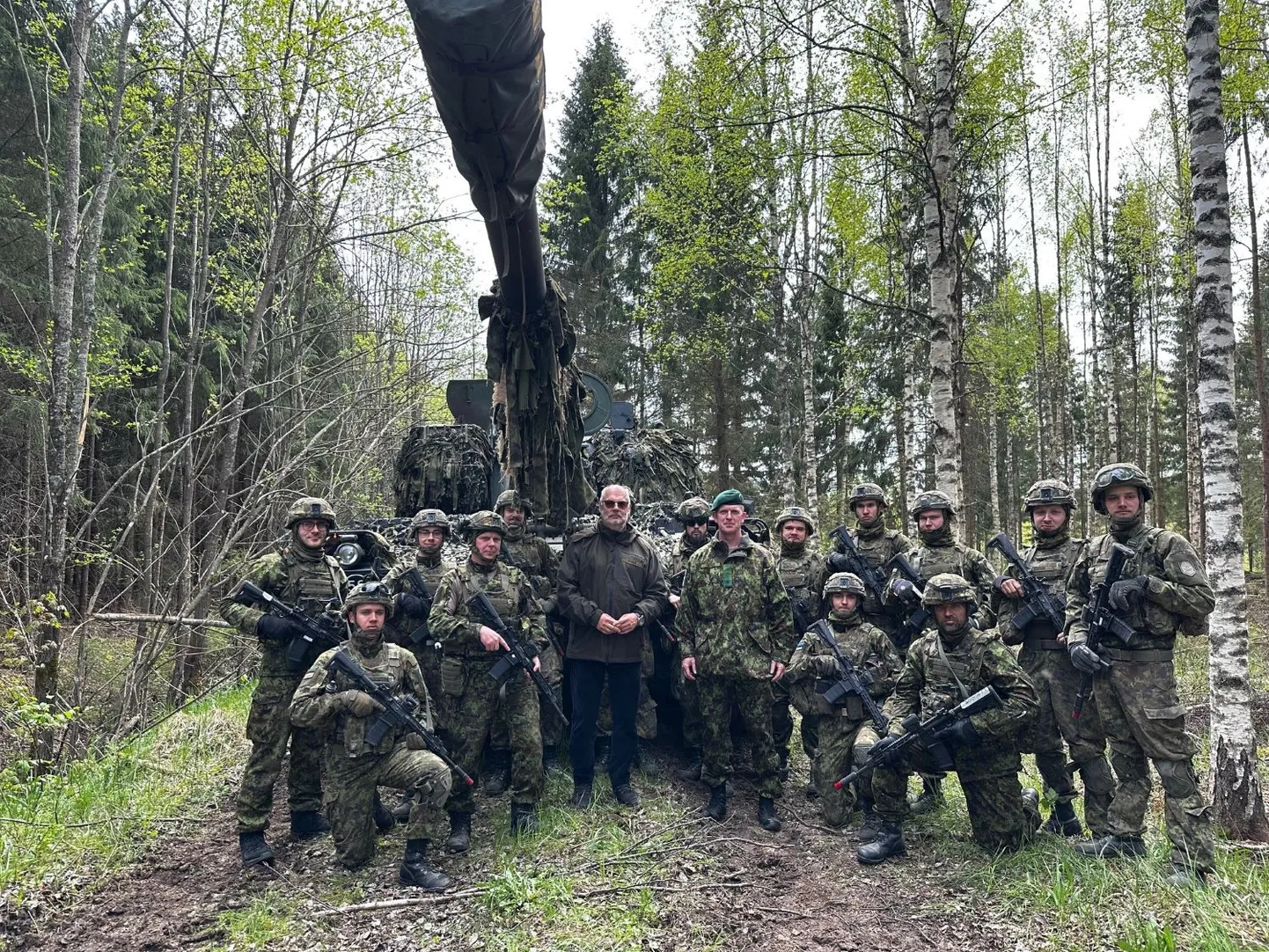 The commander of the Estonian defense forces, Gen. Martin Herem, welcomed President Alar Karis at the large-scale military training exercise Kevadtorm (Spring Storm) on Monday.