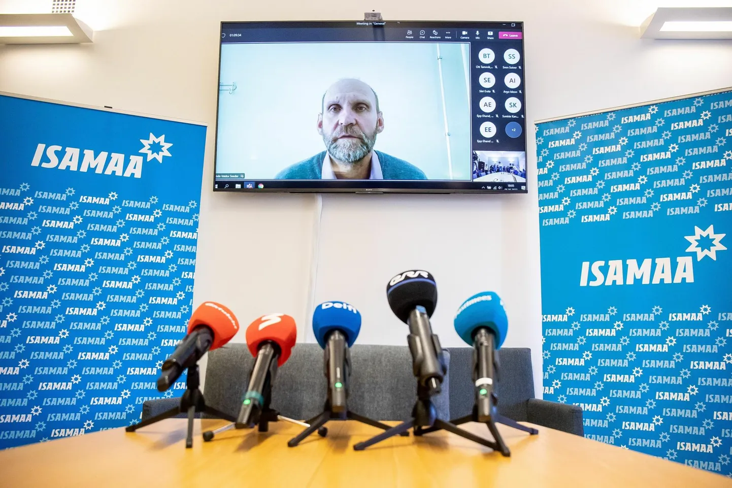 Isamaa esimees Helir-Valdor Seeder, kes varem pidi koalitsiooniläbirääkimistel osalema videosilla vahendusel, sai Viljandis peetud kõnelustele füüsiliselt kohale tulla.