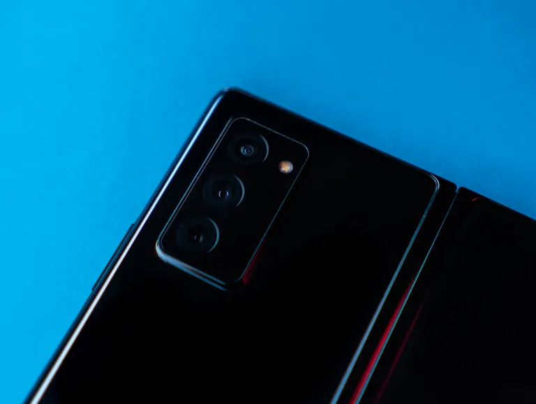 Kolmest kaamerast koosnev kompleks telefoni tagaküljel.