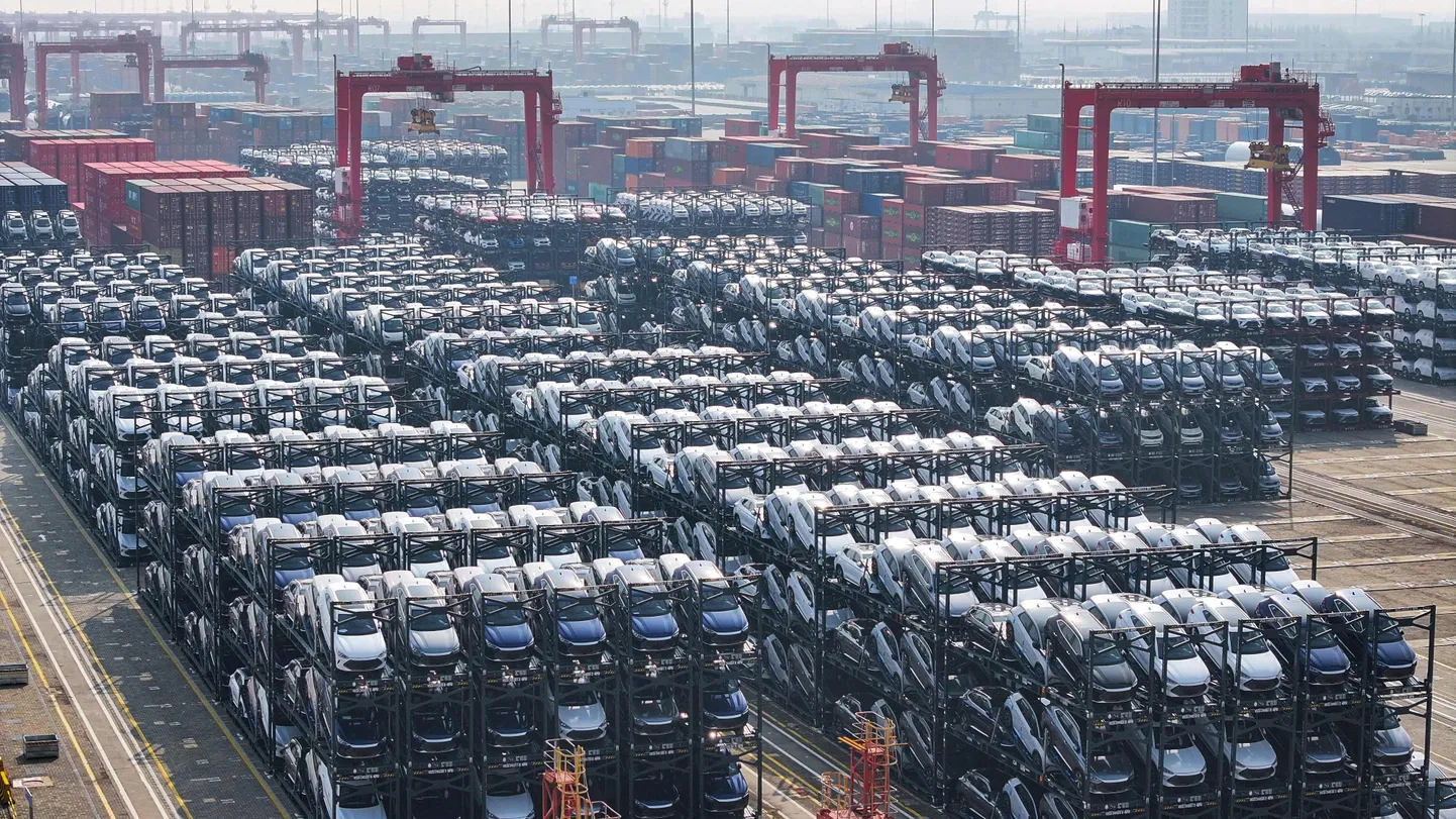 Hiina elektriautod BYD ootamas laevale laadimist Suzhou sadamas 8. veebruaril 2024.