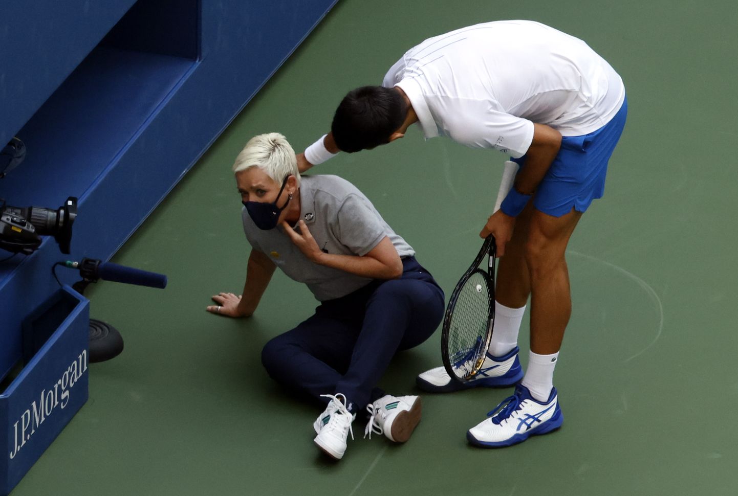 Novak Djokovic vabandab joonekohtuniku ees.