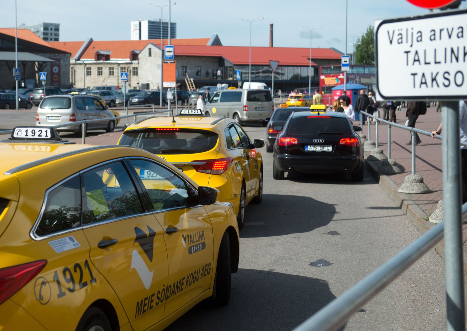 Несмотря на то, что знаки разрешают подъезжать к дверям D-терминала Таллиннского порта только машинам Tallink Takso, под «кирпич» лезут все, кому не лень.